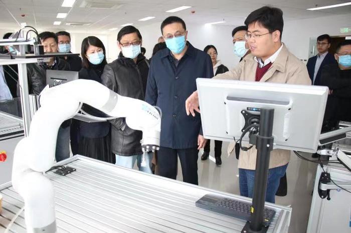 市民營企業(yè)高質(zhì)量發(fā)展服務(wù)隊(duì)引領(lǐng)傳統(tǒng)企業(yè)解鎖科技創(chuàng)新“密碼” ——推動(dòng)企業(yè)技術(shù)服務(wù)升級紀(jì)實(shí)